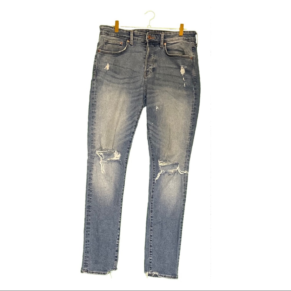 Destroyed skinny jean that has stretch